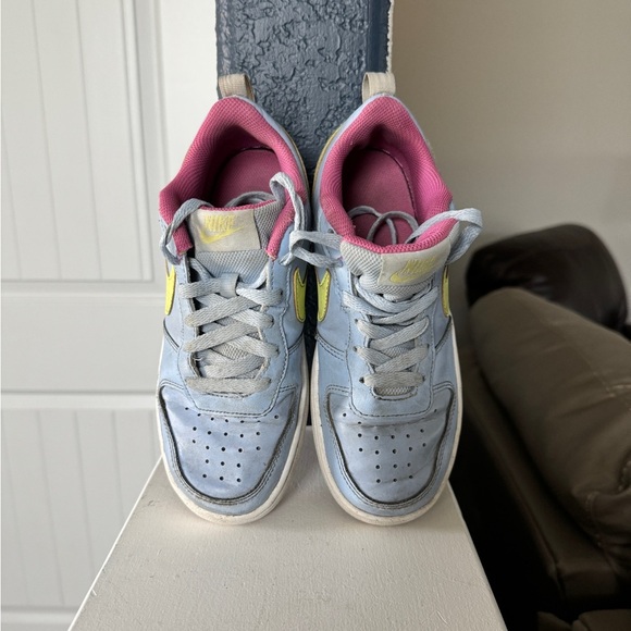 Nike Kids' Grade School Court Borough Low 2 Shoes size 4 big kids.​ - Picture 2 of 9
